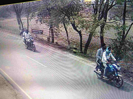 दाल व्यवसाई के मुंशी से लाखों की लूट, छापामारी जारी